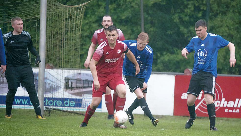 Mathis Even (vorne am Ball) erzielte im Derby von Jemgum II gegen Ditzumerverlaat/Ditzum II das 4:0.  © Foto: Zuidema