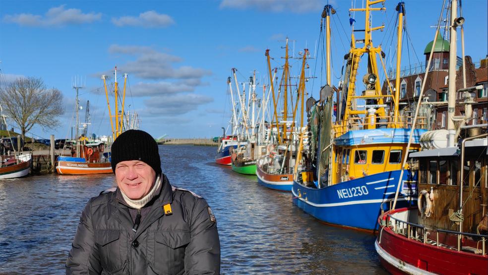 »Pauschale Verbote schaden der Küstenfischerei«, so die Kritik des CDU-Landtagsabgeordneten Ulf Thiele an entsprechenden Plänen der EU-Kommission. Das Foto zeigt Thiele im Hafen von Neuharlingersiel.  © Foto: privat