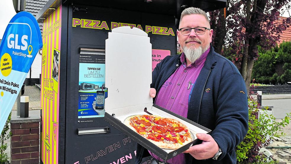 Die ersten Automaten in Papenburg und in Rhede stehen schon. Wenn es nach Armin Heyen geht, soll es auch in vielen weiteren Orten Pizza-Automaten geben. © Roispich