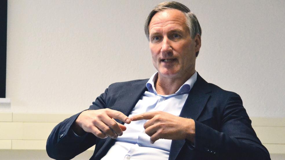 Klinik-Geschäftsführer Dirk Balster erklärte die Gründe für die Umwandlung des UEK-Standorts Norden.  © Recke
