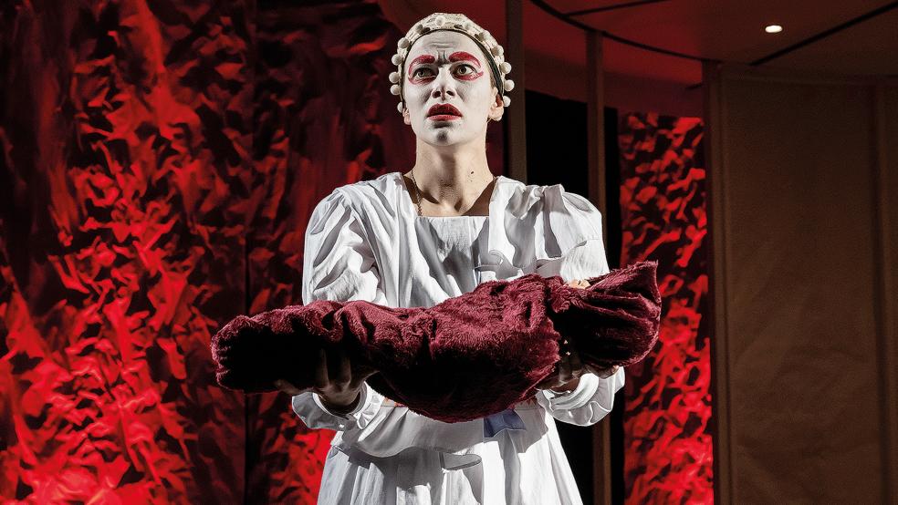 Caroline Wybranietz überzeugte in der Rolle der Küchenmagd Grusche, die ein Baby rettet und beschützt.  © Foto: Landesbühne