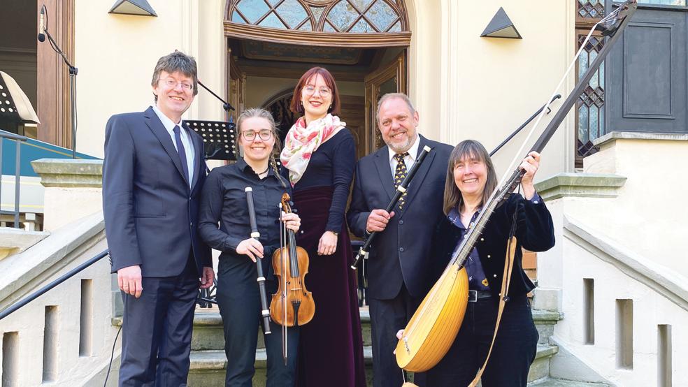 Freude über einen gelungenen Auftakt bei den Interpreten des Gartenkonzertes (von links) Cembalist Winfried Dahlke, Marie Wienroth, Johanne Wienroth (Sopran), Hajo Wienroth und Ute Schildt.  © Foto: Kuper