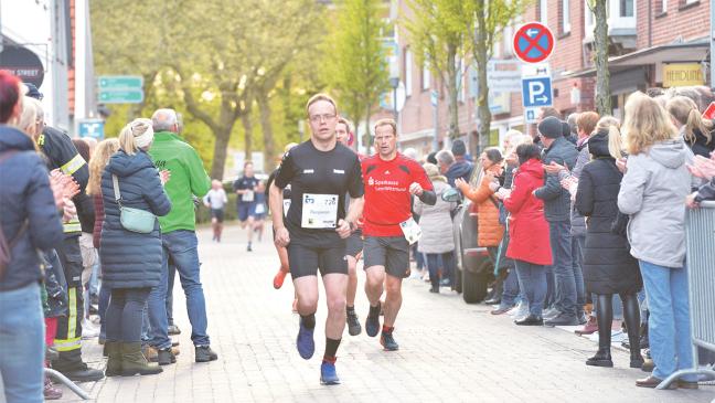Vater und Sohn laufen um die Wette