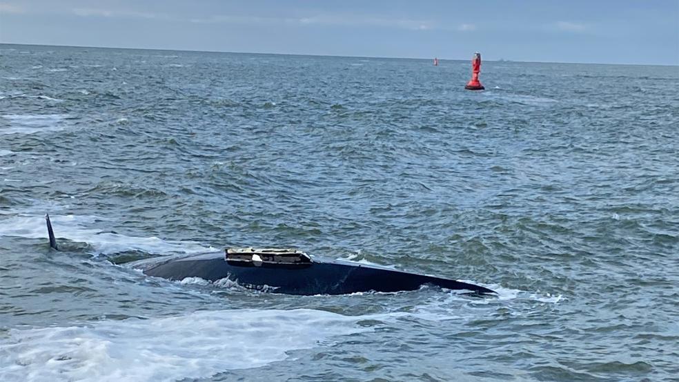 Das Wrack der gekenterten Segelyacht trieb zwischen den Inseln Juist und Norderney.  © Foto: Die Seenotretter - DGzRS<br />