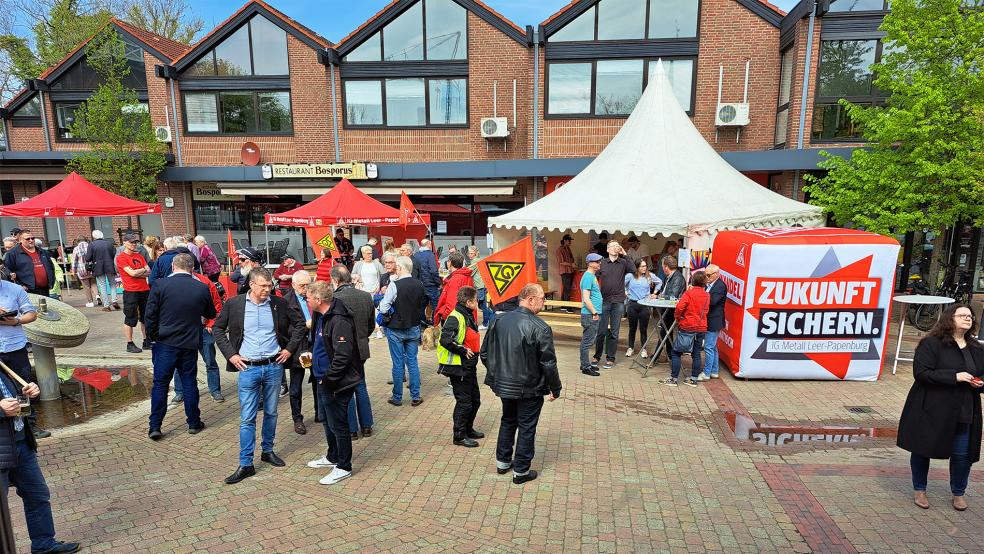 Auf dem Mühlenplatz in Papenburg fand eine von elf Mai-Kundgebungen in der DGB-Region Oldenburg-Ostfriesland statt.  © Foto: DGB