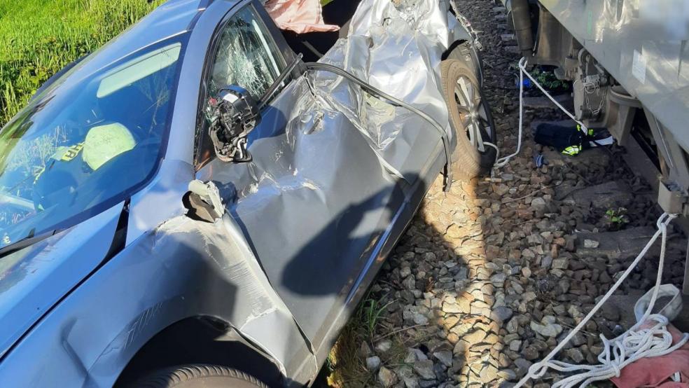 Ein Auto ist in Emden von einem Zug erfasst worden. © Bundespolizei