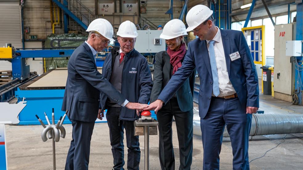 Beim Brennstart dabei waren Mitarbeitende des Bundesministeriums für Bildung und Forschung, von Fassmer, Neptun Ship Design sowie von Meyer Werft und Neptun Werft. © Meyer Werft