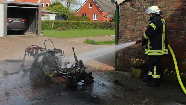 Rasenmähertrecker steht in Stapelmoor in Flammen