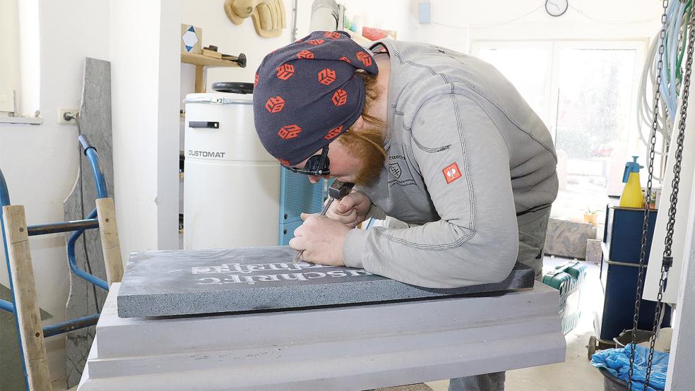 Steinmetz-Azubi Jan Ottersberg kennt sich auch mit der Gestaltung von Grabmälern bestens aus.  © Foto: HWK/J. Stöppel