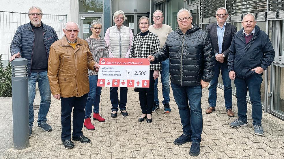 Klinikum-Geschäftsführer Holger Glienke überreicht dem Vorsitzenden des Krankenhausvereins, Jakobus Baumann, eine Spende als Dankeschön für den ehrenamtlichen Einsatz von Helfern im Testzentrum. Im Bild von links Ferdinand Reit, Jakobus Baumann, Barbara Ostendorp, Helga Reit, Marion Machoczek, Berni Ostendorp, Holger Glienke, Helmut Geuken und Manfred Pals. <br />  © Foto: Klinikum Leer 