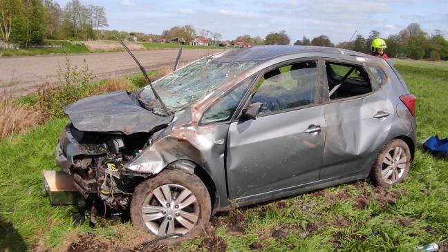 Auto überschlägt sich nach Unfall