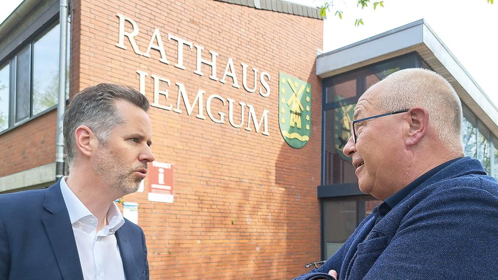 Der Vorsitzende der FDP-Bundestagsfraktion, Christian Dürr (links), sicherte Bürgermeister Hans-Peter Heikens bei einem Besuch im Rathaus der Gemeinde Jemgum zu, sich für die Gewerbesteuer-Zahlung der Kavernen-Betreiber einzusetzen.  © Foto: Szyska