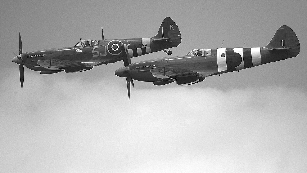 Historische »Spitfire«-Flugzeuge bei einer Vorführung bei Ranville in Frankreich: Aus einem solchen Jagdflieger sprang Louis Le Flécher am 25. April 1945 über dem Dollart bei Dyksterhusen ab.  © Foto: Kappeler (dpa)