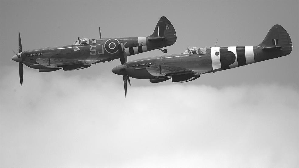 Historische »Spitfire«-Flugzeuge bei einer Vorführung bei Ranville in Frankreich: Aus einem solchen Jagdflieger sprang Louis Le Flécher am 25. April 1945 über dem Dollart bei Dyksterhusen ab.  © Foto: Kappeler (dpa)