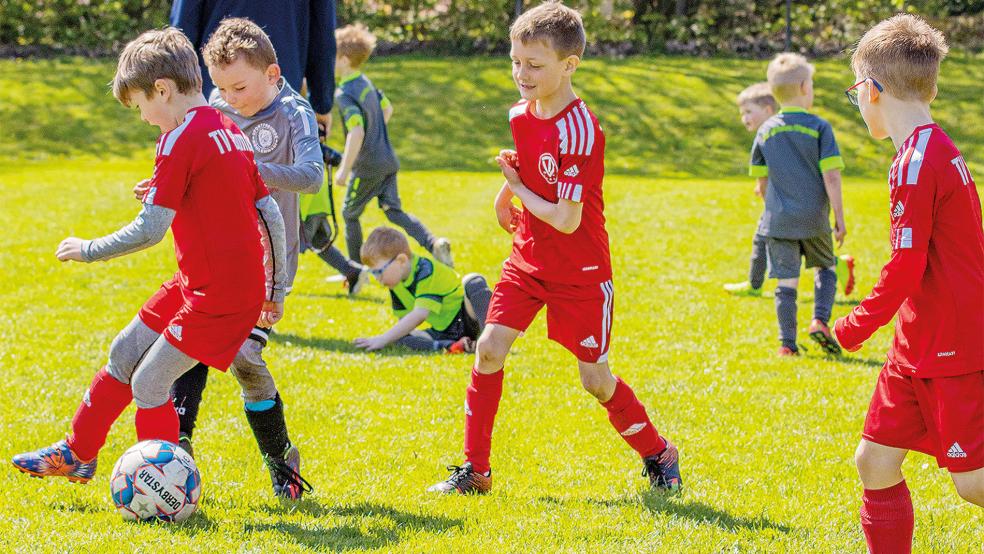 Hier kämpfen junge Kicker der SG Möhlenwarf/Wymeer und des TV Bunde gegeneinander um den Ball.  © Foto: Jungeblut