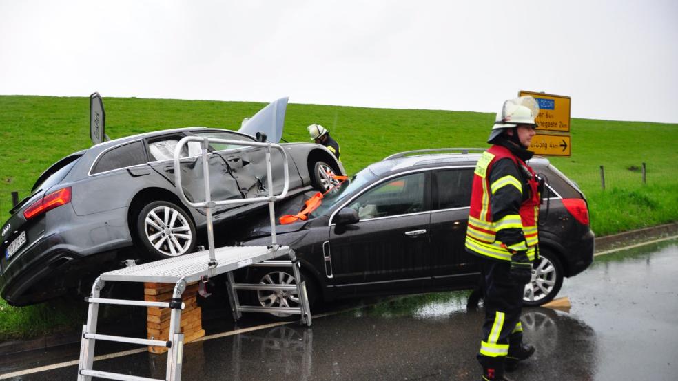 Zwei Autos sind in Leer zusammengestoßen, zwei Menschen wurden dabei schwer verletzt. © Wolters