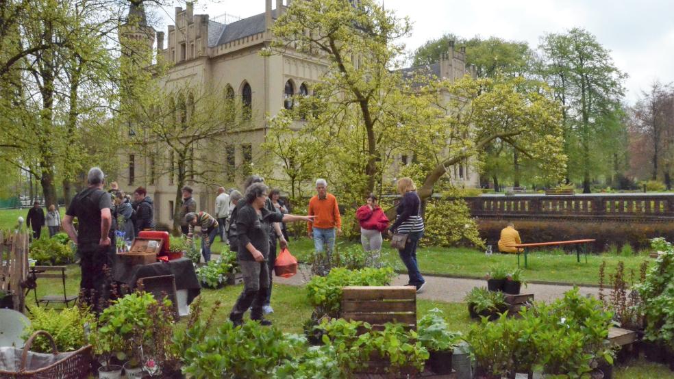 Viele Besucher genossen den Frühjahrsmarkt im Park der Evenburg.  © Ammermann