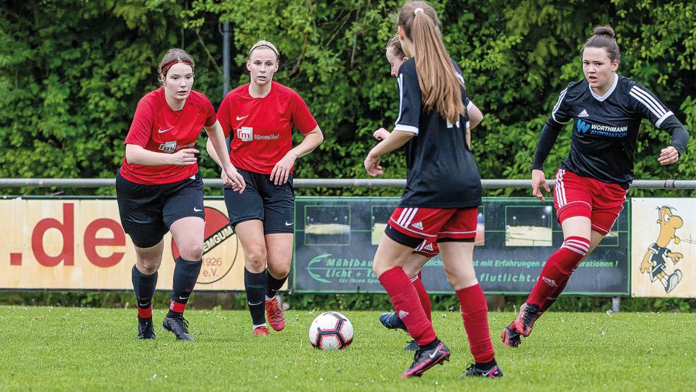 Eine sehenswerte Partie zeigte der SV Ems Jemgum um Annika Hüncke (von links) und Milena Voß am Freitagabend.  © Foto: Jungeblut