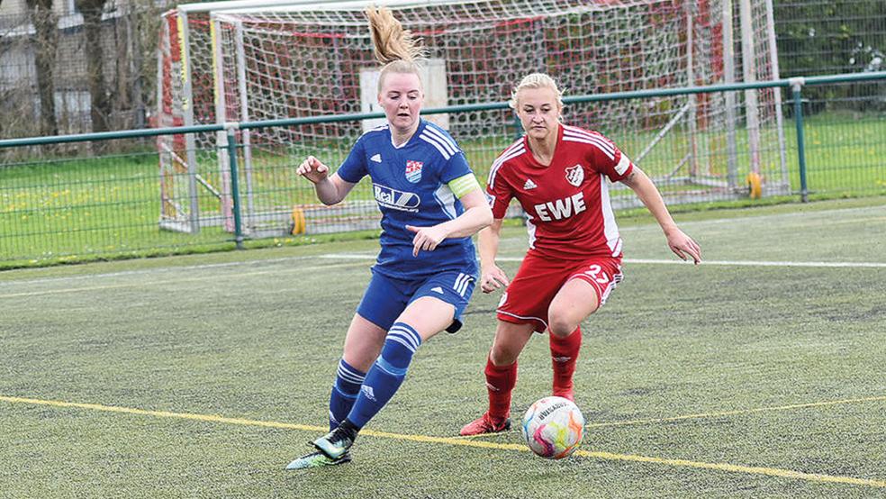 Lea Siemens (links, hier gegen Aurich) führte ihre Mannschaft zum einem 4:0-Sieg bei Eintracht Lüneburg.  © Foto: Koppelkamm