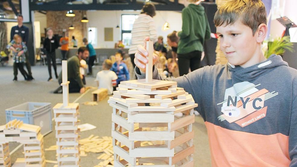 Volle Konzentration: Janno aus Weenermoor setzt das letzte Puzzleteil auf seinen zwei Meter hohen Turm.  © Fotos: Busemann