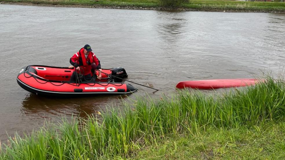 Das gekenterte Kanu wird von der Feuerwehr in Schlepptau genommen. © Kreisfeuerwehr