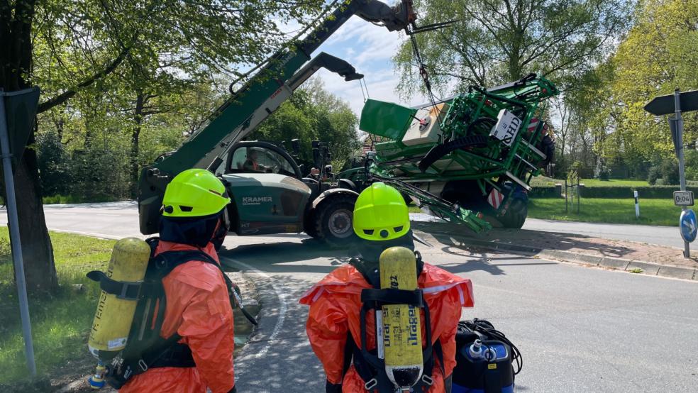 Mit schwerem Gerät half die Feuerwehr der umgekippten Feldspritze wieder auf die Räder. © Feuerwehr Papenburg