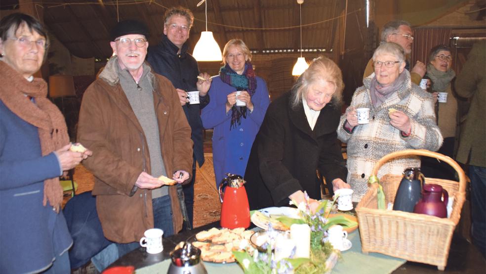 Reger Austausch bei Tee und Krintstuuut nach dem Scheunen-Gottesdienst.  © Foto: Himstedt