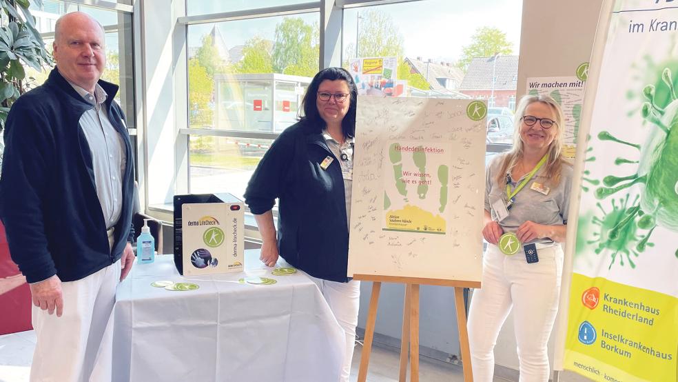 Das Team der Hygieneabteilung des Klinikums beim Aktionstag zum »Tag der Händehygiene« am 5. Mai: Dr. med. Oliver Weiss, Roswitha Brake und Birgit Plötz (von links).  © Foto: Klinikum