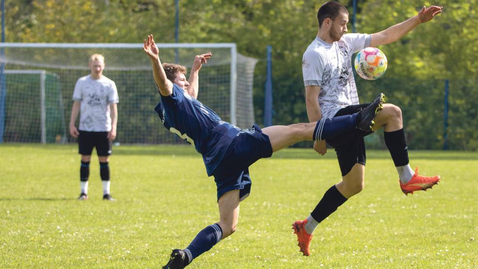 Möhlenwarfs Luka Holtkamp (dunkelblaues Trikot) kämpft hier gegen Nichita Murovanii um den Ball.  © Foto: Jungeblut