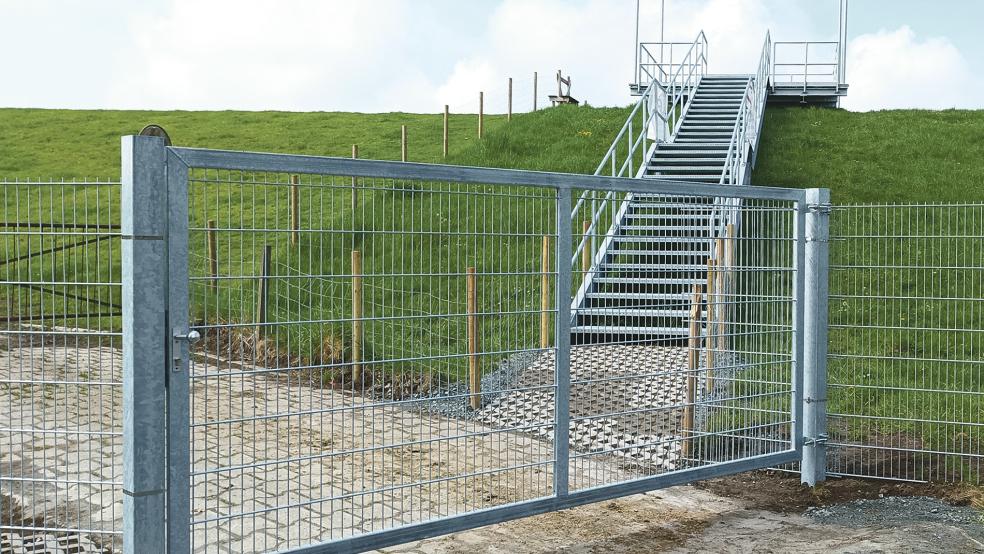 Der Aufstieg zur neuen Aussichtsplattform ist durch ein Tor an der Deichstraße versperrt.  © Foto: privat