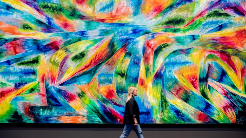 In einer Ausstellung unter dem Titel »Jenseits der Leere« sind in der Kunsthalle Emden bis zum 17. September mehrere Gemälde des in Ostfriesland lebenden Künstlers Jan Pleitner zu sehen - hier das monumentale Werk »Beyond the void«. © Dittrich (dpa)