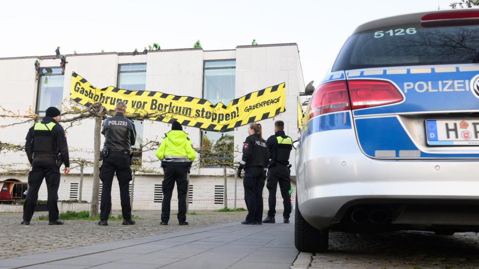 Gegen 20 Aktivisten der Umweltschutzorganisation Greenpeace, die an der Fassade des Landtages in Hannover ein Protest-Plakat gegen die geplante Gasbohrung in der Nordsee vor Borkum befestigten, laufen polizeiliche Ermittlungen. © Stratenschulte (dpa)