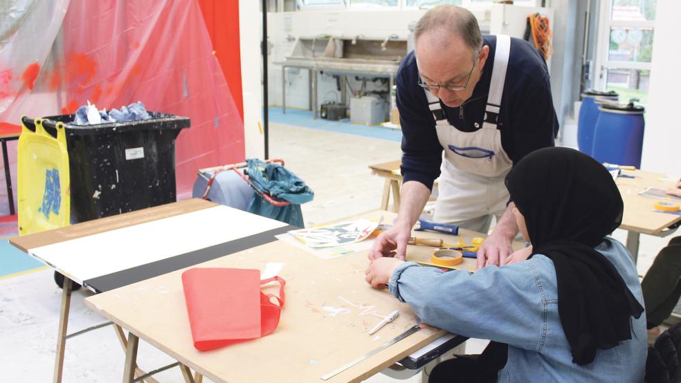 Lehrwerksmeister Wolfgang Post brachte den Achtklässlern das Maler- und Lackiererhandwerk näher.  © Foto: HWK/V. Heynen-Bilski
