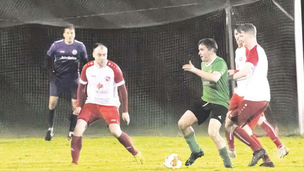 Micha Gerke (am Ball) von Teutonia Stapelmoor II leitete mit einem Eckstoß den 1:0-Siegtreffer seines Teams ein.  © Foto: Jungeblut