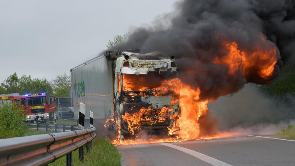 Die Feuerwehr Weener ist gerade an der Autobahnabfahrt der A 31 in Möhlenwarf im Einsatz, um einen brennenden Sattelzug zu löschen. © jan