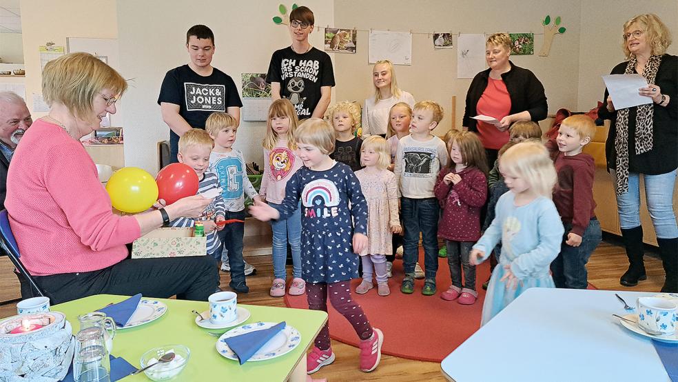 Zur offiziellen Verabschiedung von Heike Nicolai hatten die Kinder zusammen mit der neuen Leiterin Renate Erchinger (rechts) ein Ständchen eingeübt. Auch der ehemalige Geschäftsführer des Trägervereins, Hans-Joachim Behrends (links am Bildrand), ließ sich seine Teilnahme nicht nehmen.  © Foto: Szyska