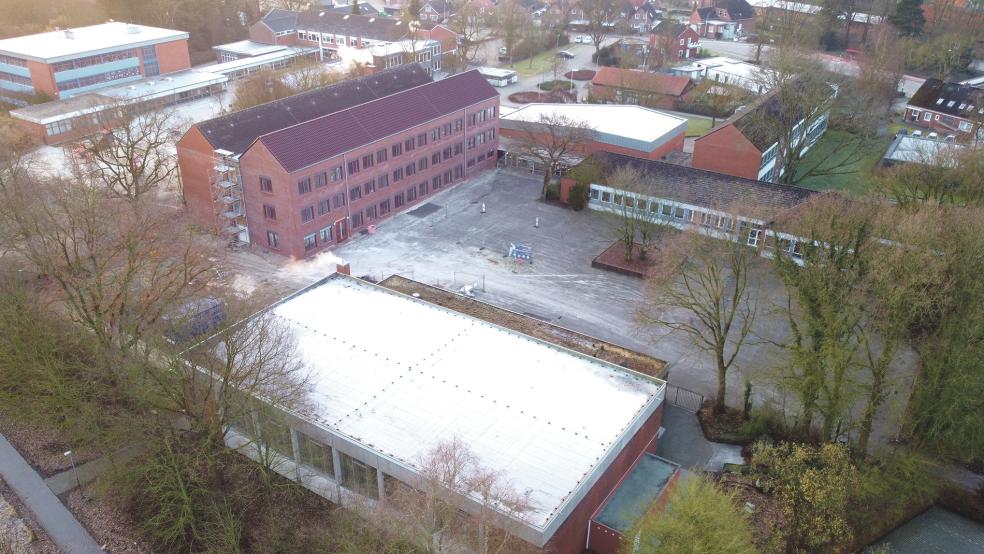 Die alte Turnhalle an der Oberschule Weener soll durch den einen Neubau mit drei Feldern ersetzt werden.  © Foto: Bruins