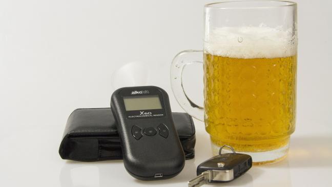 Betrunkener fährt rückwärts in Graben