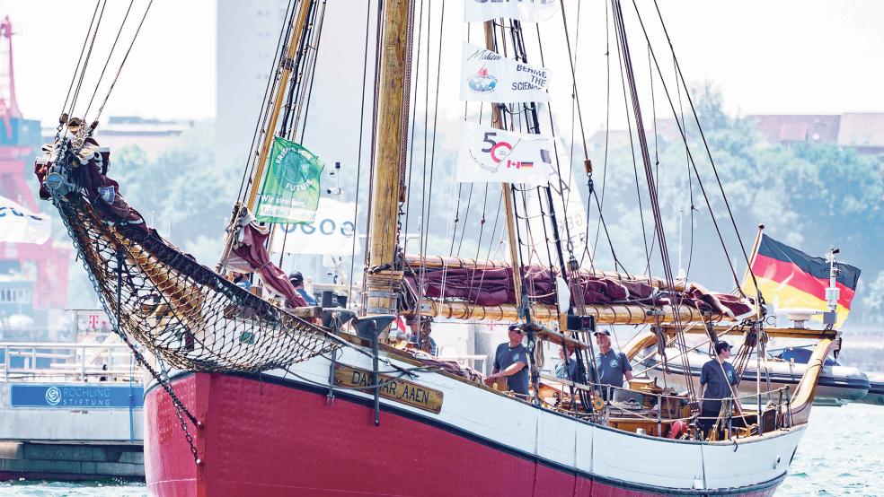 Arved Fuchs, Polarforscher und Buchautor, bei seinem Vortrag in Leer (kleines Bild). Er startete im Juni 2021 mit seinem Schiff, der »Dagmar Aeen« auf der Kieler Förde zur Expedition »Ocean Change«. Bei der Expedition sollen Veränderungen durch die Erderwärmung dokumentiert werden (großes Bild).  © Foto: dpa