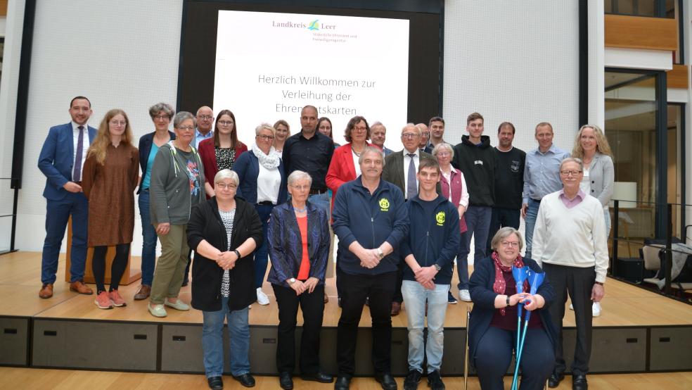 Mit den Ehrenamtskarteninhabern freuten sich am Donnerstag (von links) MdL Nico Bloem als stellvertretender Bürgermeister für die Stadt Weener; Jenny Daun, 1. Kreisrätin; Hans-Peter Heikens, Bürgermeister der Gemeinde Jemgum; Uwe Themann, Bürgermeister der Samtgemeinde Hesel; Detlef Holz, 1. Stadtrat der Stadt Leer; Christoph Busboom, Bürgermeister der Samtgemeinde Jümme. Vier Karteninhaber fehlten bei dem Termin.  © Privat