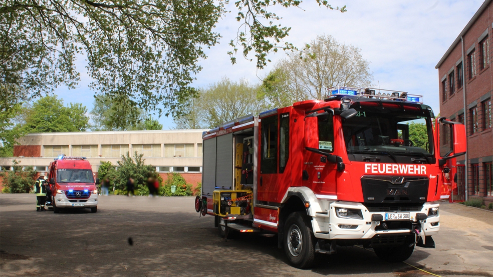 Die Feuerwehr Weener war heute wegen eines brennenden Mülleimers bei der Oberschule im Einsatz.  © Foto: Feuerwehr/Rand