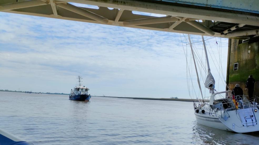 Nachdem eine Notankerung zunächst erfolglos blieb, kam die Segelyacht bei ablaufenden Wasser an der Binnenschiffsöffnung des Sperrwerks zum Stehen.  © Wasserschutzpolizei Emden