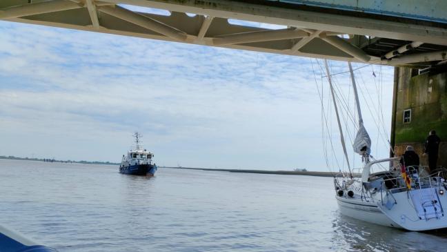 Segelyacht prallt gegen Ems-Sperrwerk