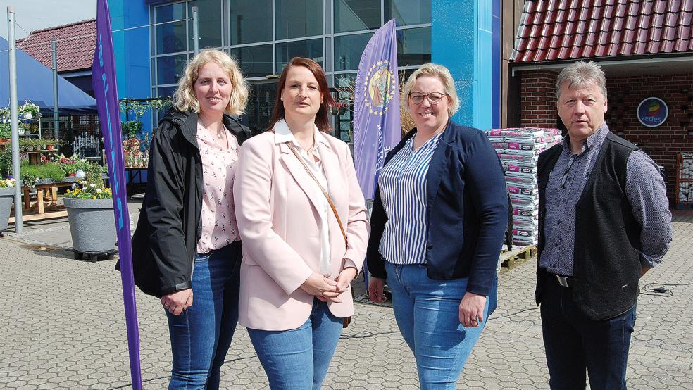 Warben gemeinsam für Pflegeberufe (von links): Pflegefachkraft Friederike Vry, Hanna Koenen, Geschäftsführerin der Diakoniestation Weener, die stellvertretende Pflegedienstleiterin der Diakoniestation, Anja Smid, und Andreas Cramer, Leiter des Altenzentrums Rheiderland.  © Foto: Hoegen