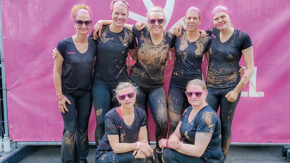 Die Kickfit-Gruppe des TuS Holthusen beim Muddy Angel Run in Duisburg: Sandra Menzel (oben von links), Anna Wübbena, Melanie Gosseling, Silvia Marz und Emily Marz sowie Anne Dreesmann (unten von links) und Sandra Heyen.  © Foto: privat