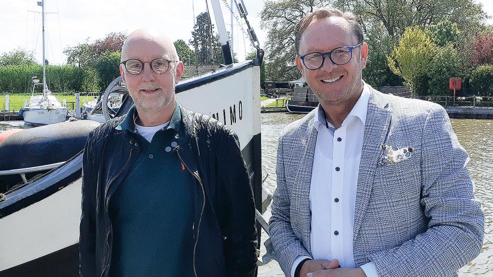 Martin Refle (links) und Gerold Hagena kündigten die Betriebsaufnahme der neuartigen Anlage zur Gülleverarbeitung an.  © Foto: Berents
