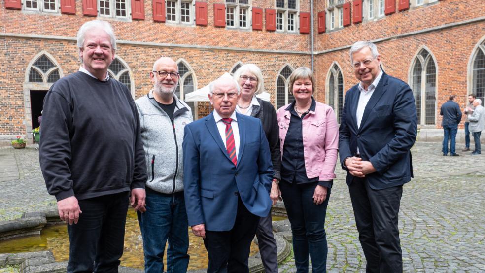 Die Rheiderländer Synodenmitglieder (von links:) Pastor Heiko Rademaker (Bunde), Hilko Pals (Wymeer), der stellvertretende Präses Jakobus Baumann (Stapelmoor) und Hildegard Hartmann (Jemgum), Pastorin Anne Ulferts (Möhlenwarf, St. Georgiwold, Weenermoor) sowie der aus dem Rheiderland stammende Reinhold Robbe (SPD).  © Foto: Preuß