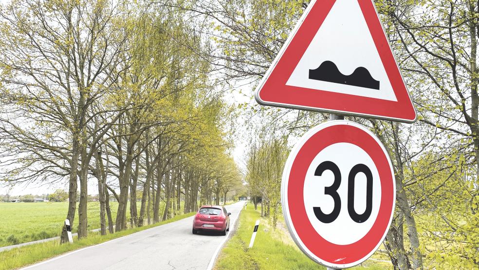 Durch Bodenwellen in der Straße »Dünebroek« (L17) in Wymeer ist die Geschwindigkeit dort bis auf weiteres stellenweise auf 30 Stundenkilometer begrenzt.  © Foto: Kuper