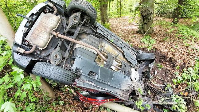 Auto überschlägt sich und landet im Graben