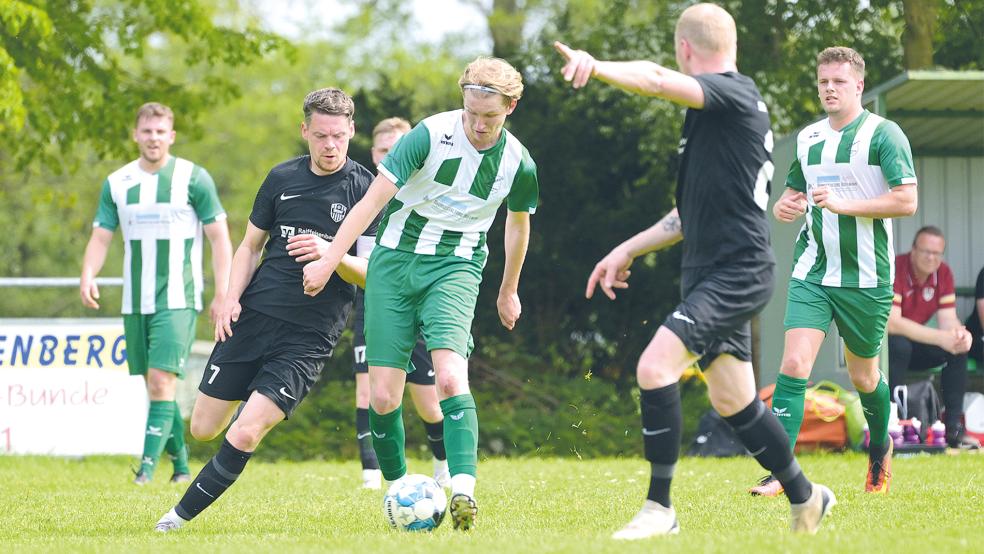 Lukas Yzer (am Ball) hatte das vermeintliche 1:1 für erzielt - sehr zum Ärger der Teutonen wurde es nicht gegeben.  © Foto: Bruins